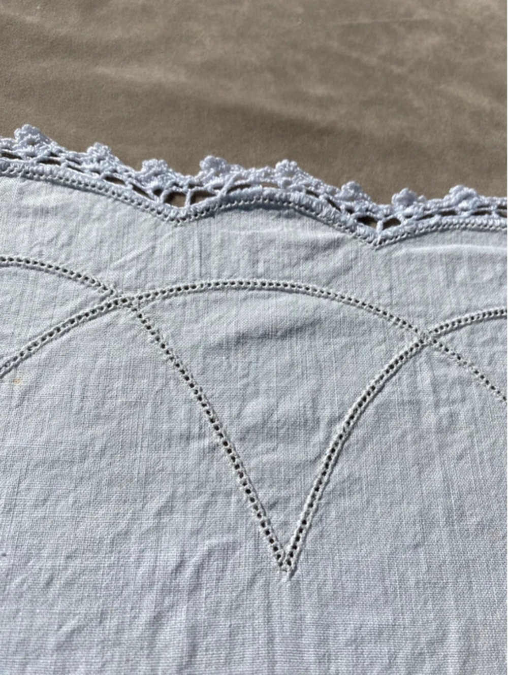 Vintage table runner, linen, white, with lace edges